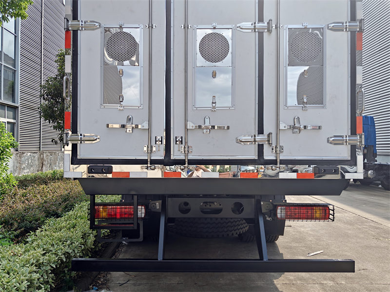 HOWO seafood cold chain transport truck