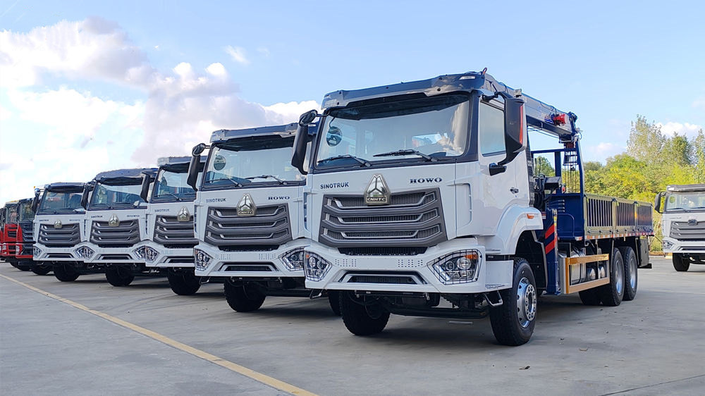 HOWO製トラック搭載型クレーン5台がアンゴラに納入されました。