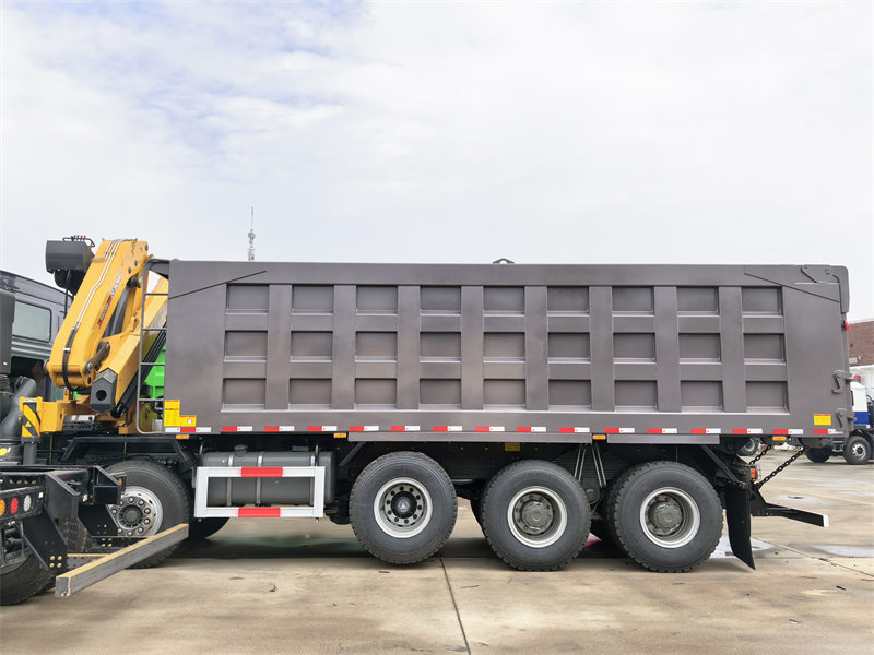 Howo 10x4 mining dumper truck with crane 