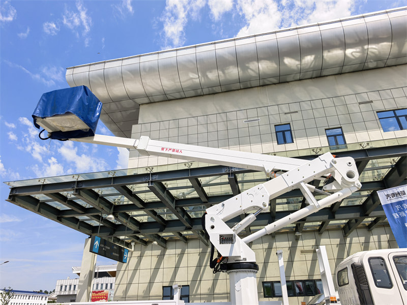 HOWO light duty 18m aerial platform truck