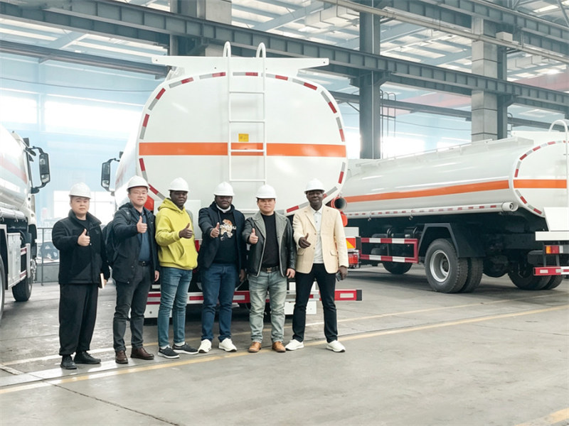 HOWO heavy 22000L fuel tank truck