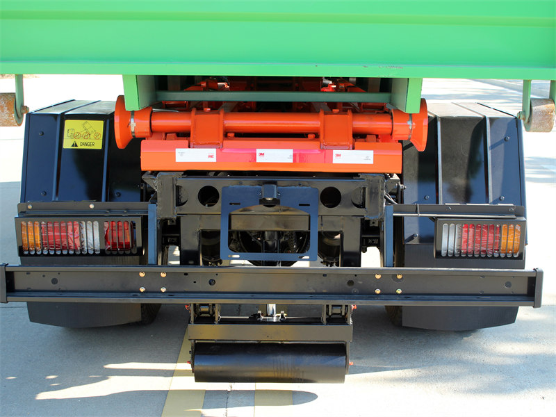 HOWO 220HP roll off hook lift truck